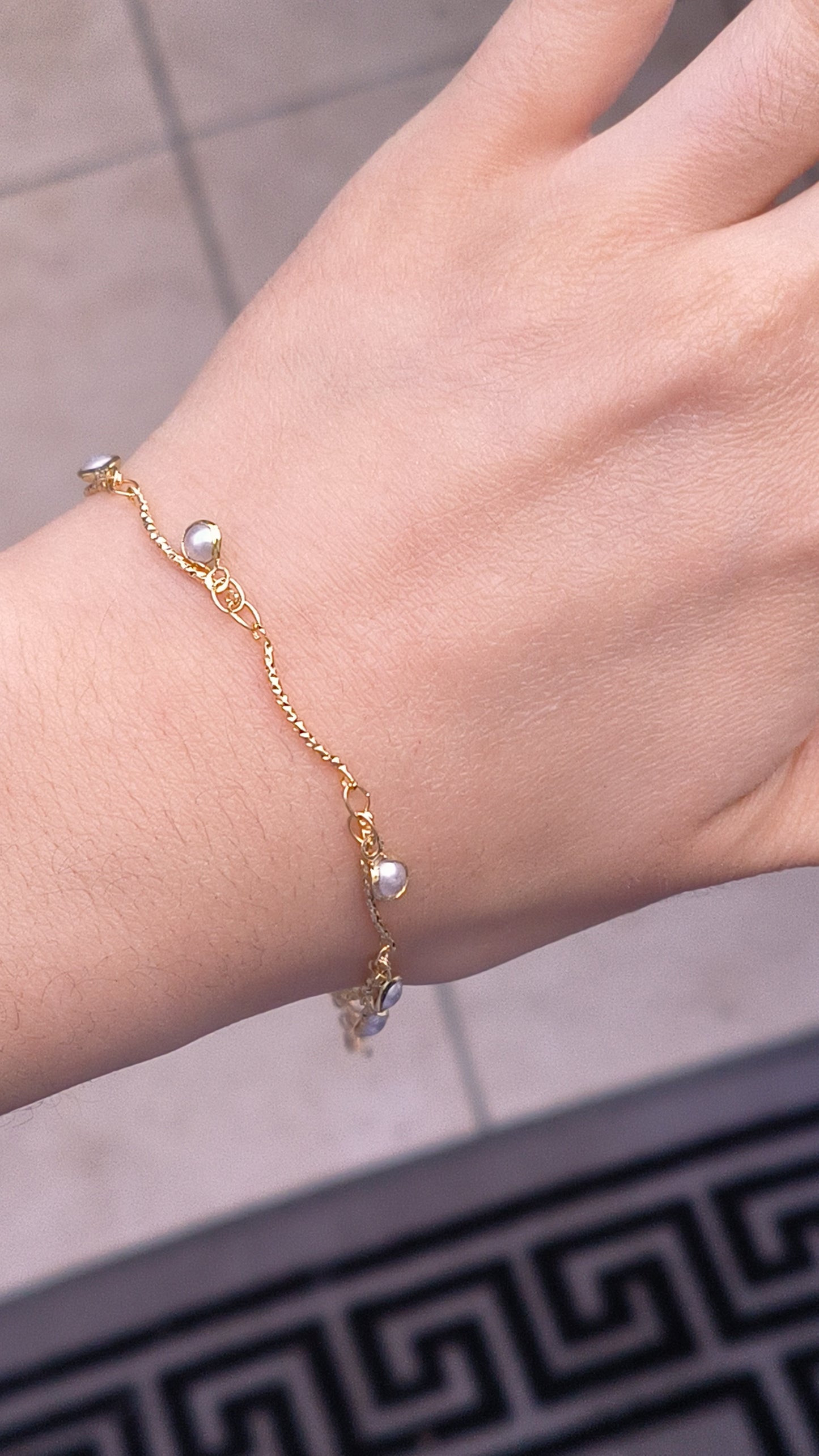 Faux pearl pendant bracelet